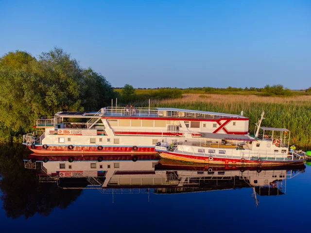 Hôtel flottant Ibis Tours avec son bateau d'accompagnement sur un canal — croisière delta du Danube 5 jours